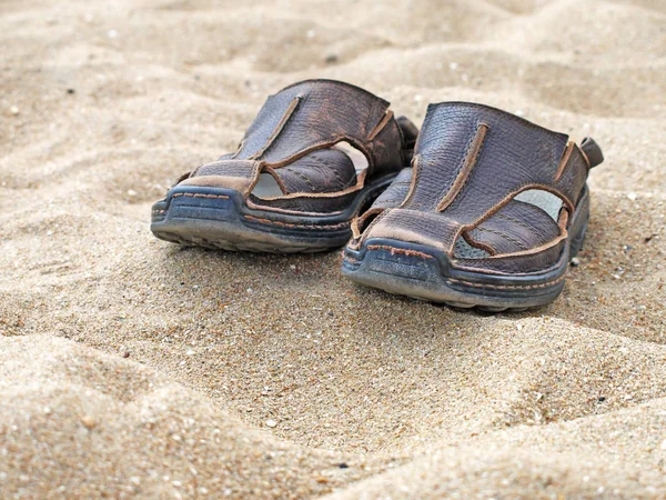 Ένα Ζευγάρι Παπούτσια Άνθρωπος Ένα Αμμουδιά — Φωτογραφία Αρχείου