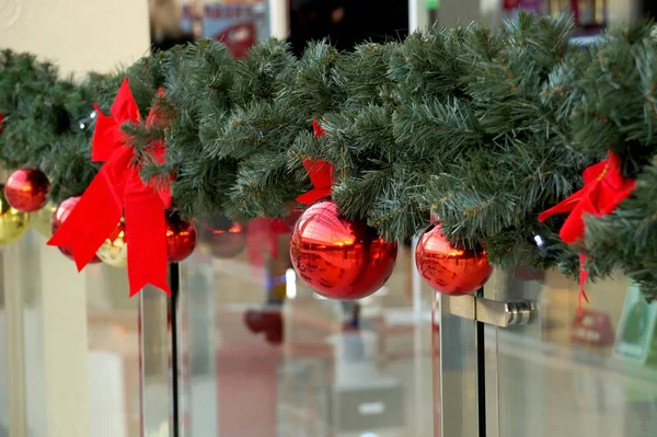 Χριστουγεννιάτικη Διακόσμηση Από Σφαίρες Εμπορικό Κέντρο Τόξα Και Κλαδιά Από — Φωτογραφία Αρχείου