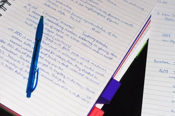 Cuaderno Con Una Pluma Azul Texto — Foto de Stock