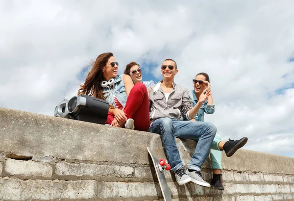 Summer Holidays Teenage Concept Group Smiling Teenagers Boob Box Skatboard — Stock Photo, Image