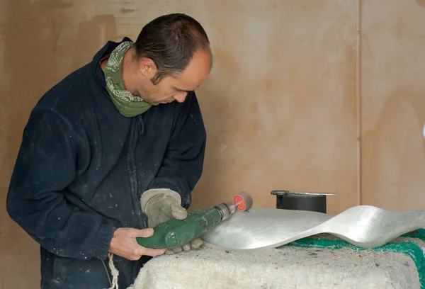 Ambachtelijk Werken Een Stukje Aluminium — Stockfoto