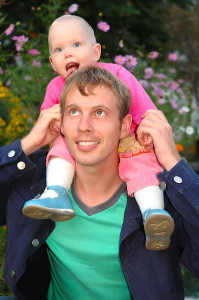 Orgulhoso Pai Com Sua Filha Feliz Sentar Sobre Ombros Pai — Fotografia de Stock