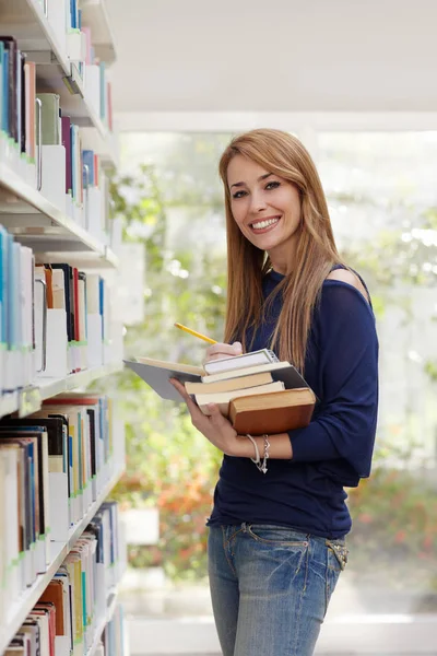 Estudante Universitário Loira Fêmea Levando Livro Prateleira Biblioteca Olhando Para — Fotografia de Stock