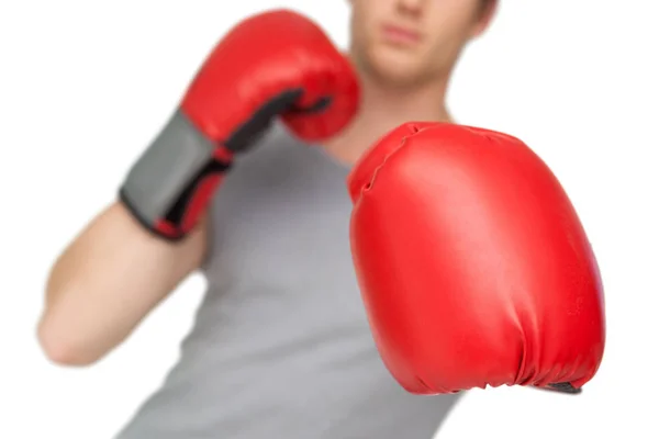 Atletický Muž Červenými Boxerskými Rukavicemi Bílém Pozadí — Stock fotografie