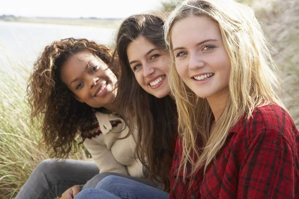 Três Garotas Adolescentes Sentadas Dunas Areia Juntas — Fotografia de Stock