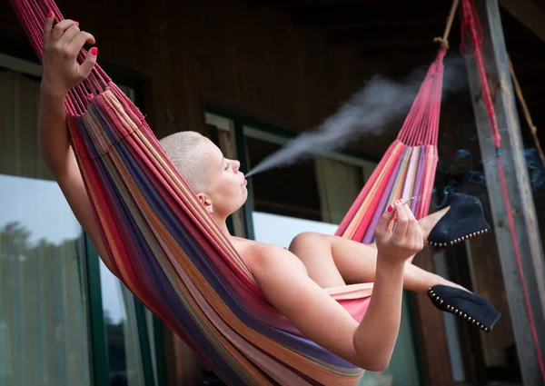 Mladé Nahé Smyslná Žena Cigaretou Odpočívá Houpací Síti — Stock fotografie