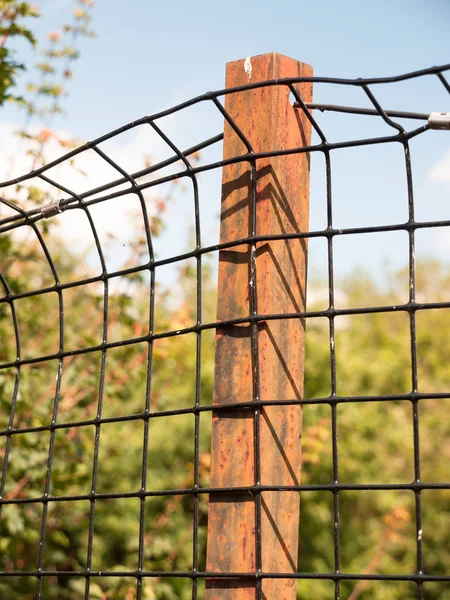 保護されたフィールドイングランド英国に金網を保持する錆びた金属鉄の棒 — ストック写真