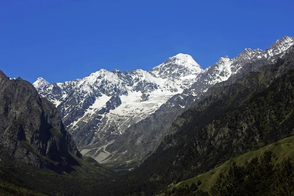Montañas Del Cáucaso Bajo Nieve Cielo Azul Claro — Foto de Stock