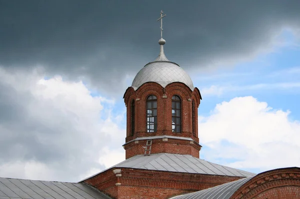 Dom Chiesa Pietra Rossa Cielo Nuvoloso Attesa Del Temporale — Foto Stock