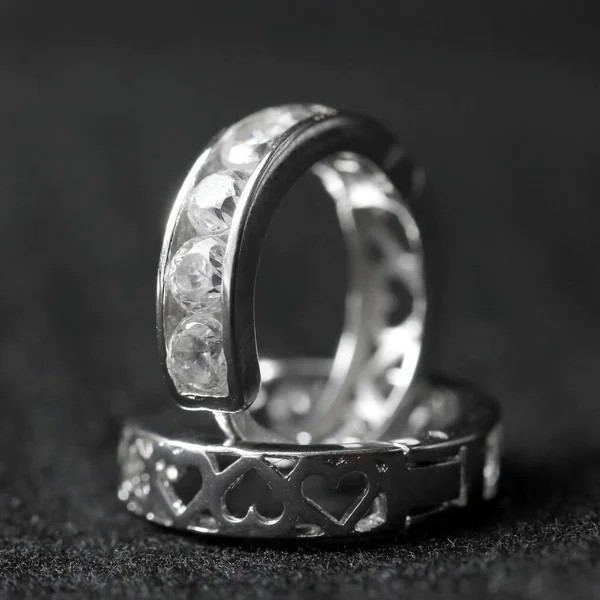 Diamant-Ohrringe aus Weißgold — Stockbild Diamant Ohrringe Aus Weißgold — Stockfoto