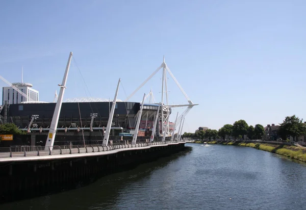 Millennium Stadium Cardiff Grote Witte Mast Rechtop Heldere Zonnige Dag — Stockfoto