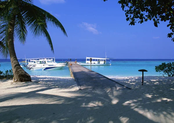 Vista Tropical Con Playa Arena Vacía Mar Azul Tranquilo Durante — Foto de Stock