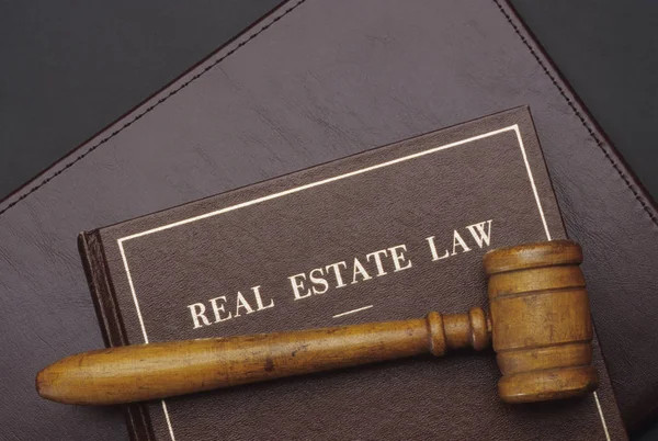 Libro Derecho Inmobiliario Gavel — Foto de Stock