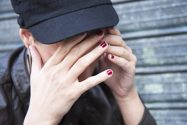 Young Woman Wearing Cap His Face Hidden Her Hands — Stock Photo, Image