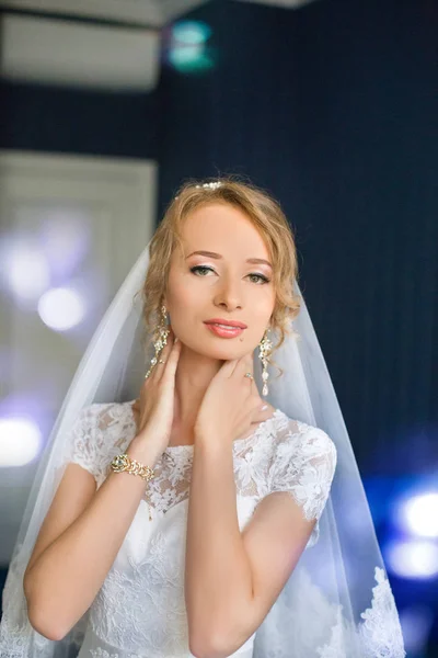 Retrato Noiva Bonita Com Véu Moda Posando Cama Manhã Casamento — Fotografia de Stock