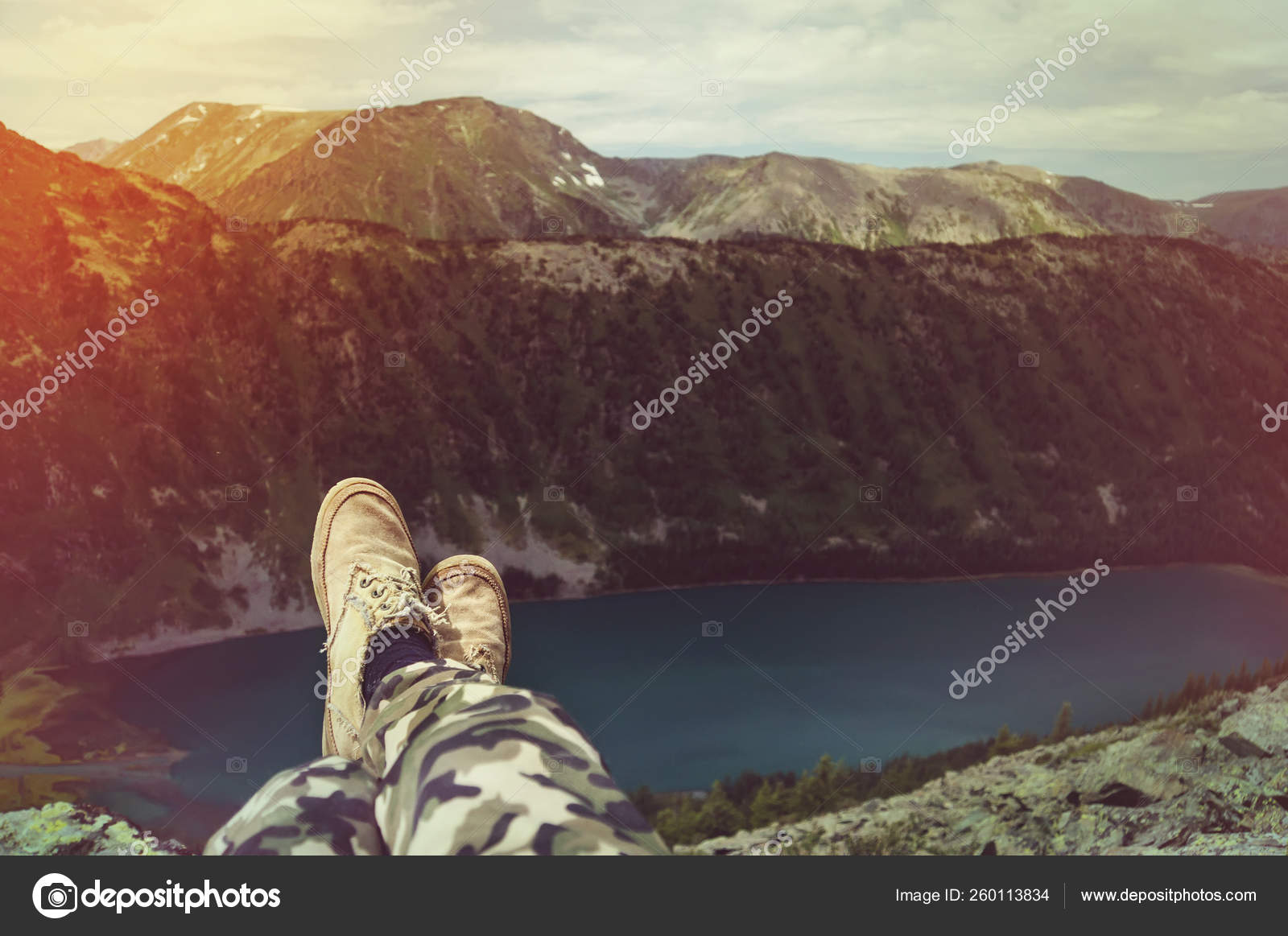 脚自拍照旅行放松与湖和山观背景徒步旅行概念夏日激情假期探险户外旅行的生活方式 图库照片 C Yayimages