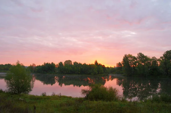 Morgensonnenaufgang Auf Dem Fluss Sommerlandschaft — Stockfoto