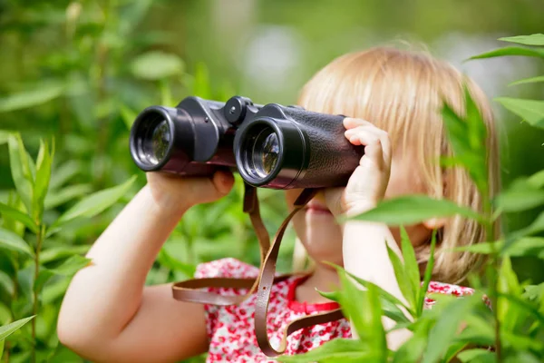 Meisje Kijkend Door Verrekijker Buiten — Stockfoto