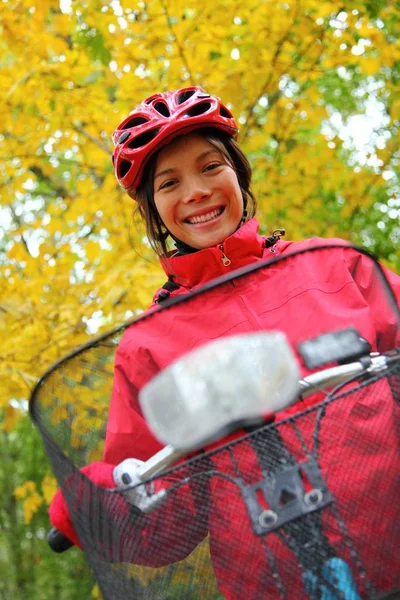 Sonbahar Ormanında Bisiklete Binen Kadın Güçlü Renkler — Stok fotoğraf