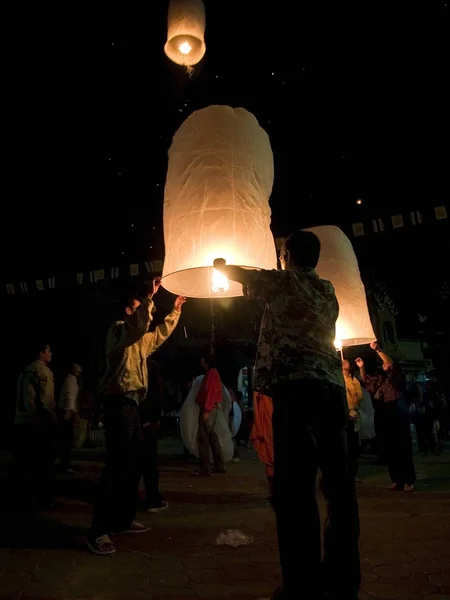 Pessoas Que Liberam Lanternas Balão Quente Peng Durante Celebração Loy — Fotografia de Stock