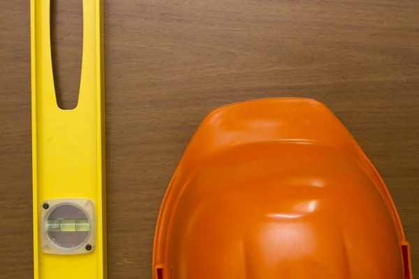 安全性と建物のレベルに準拠するため産業オレンジ ヘルメット — ストック写真