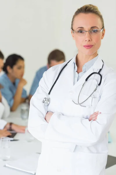 Retrato Una Doctora Brazos Cruzados Con Colegas Hospital —  Fotos de Stock