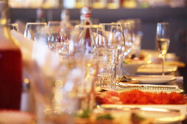 Servido Para Una Mesa Banquete Con Copas Vino Platos Para —  Fotos de Stock