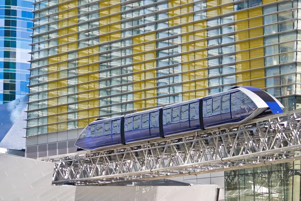 Treno Monorotaia Passa Accanto Alla Facciata Multicolore Del Moderno Complesso — Foto Stock