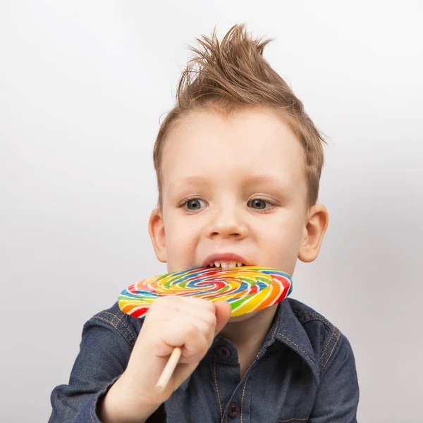 Een Jongen Een Denim Shirt Eten Lollipop Gelukkig Kind Met — Stockfoto