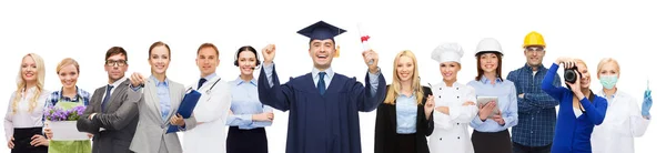 成功の概念 後ろに異なる労働者の上に卒業証書を持つ幸せな独身 — ストック写真