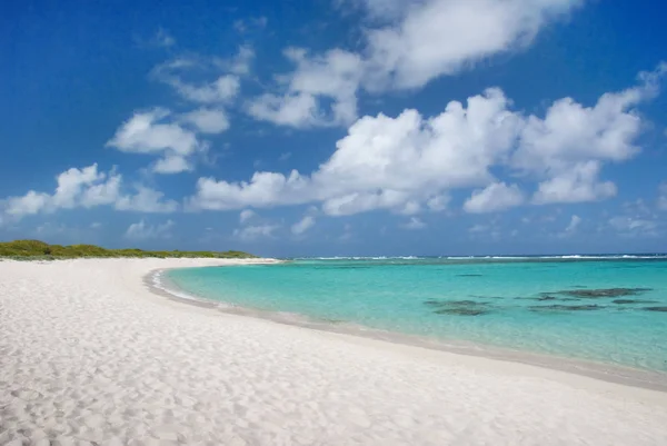 Sandig Karibisk Strand Med Aqua Vatten Och Blå Grumlig Himmel — Stockfoto