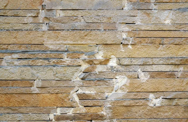 Una Cerca Hecha Piedras Estrechas Color Beige Sujetadas Por Cemento — Foto de Stock