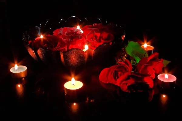 红玫瑰与蜡烛在黑色 — 图库照片