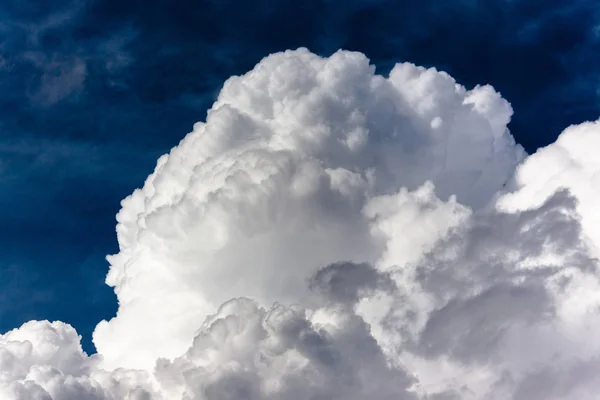 夏の嵐厚い白い雲が濃い青空に対して積み上がった — ストック写真