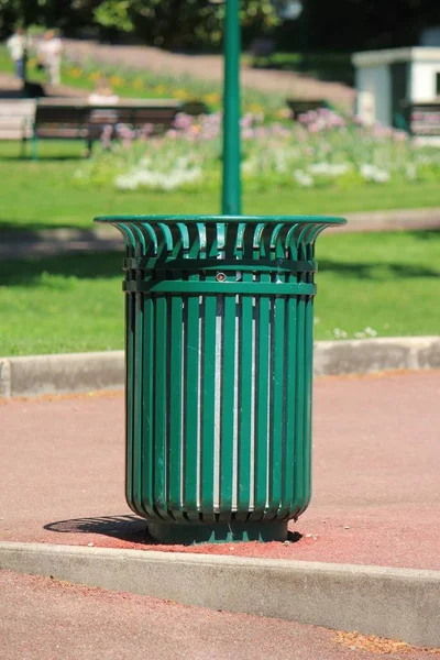 Bir Parkta Yeşil Çöp Kutusu — Stok fotoğraf