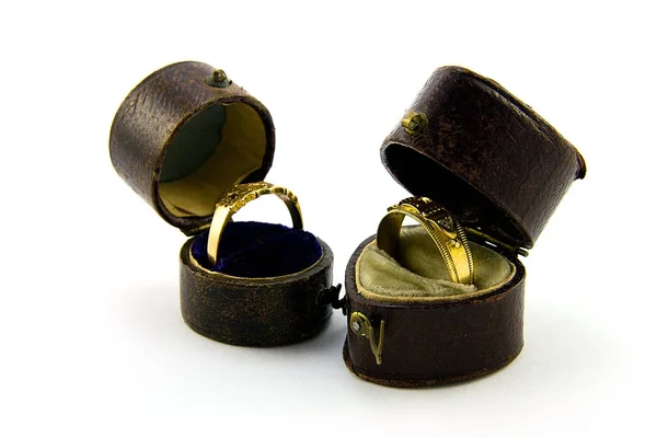Két Arany Gyűrű Nyílt Dobozokban Fehér Alapon — Stock Fotó