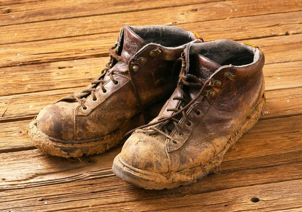 Par Botas Marrons Sujas — Fotografia de Stock