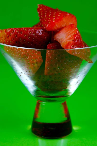 Jordgubbar Cocktail Glas Islolated Mot Grön Bakgrund — Stockfoto