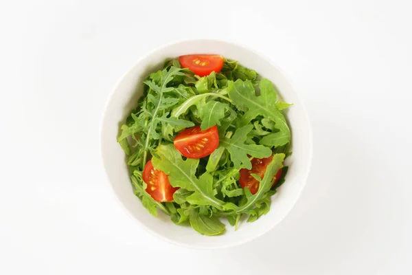 Tazón Rúcula Ensalada Tomate Sobre Fondo Blanco — Foto de Stock