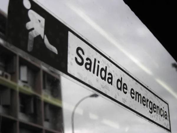 Sygnał Wyjścia Awaryjnego Szklanym Oknie Wewnątrz Autobusu — Zdjęcie stockowe