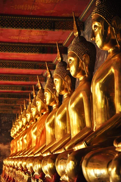 Arany Buddhista Szobor Thaiföldön — Stock Fotó