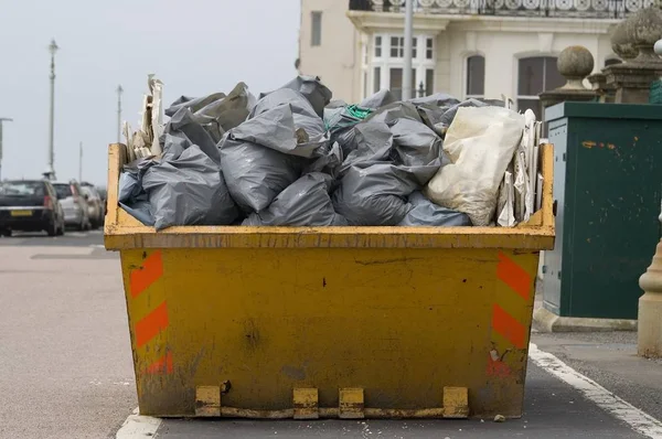 Ein Hüpfer Voller Müllsäcke Draußen Auf Der Straße — Stockfoto