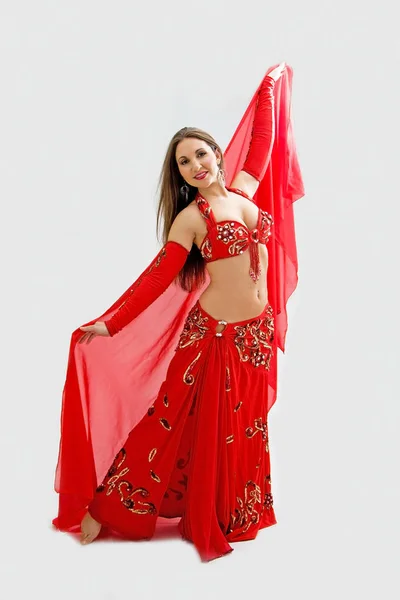 Hermosa Bailarina Del Vientre Traje Rojo Sosteniendo Velo Aislada — Foto de Stock
