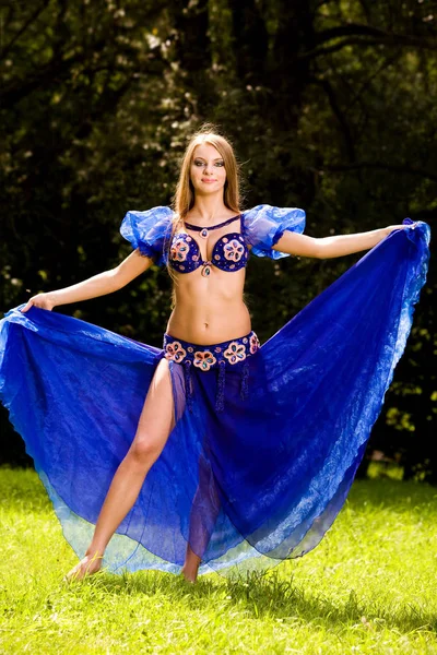 Preciosa Mujer Joven Bailando Danza Del Vientre Azul Aire Libre — Foto de Stock