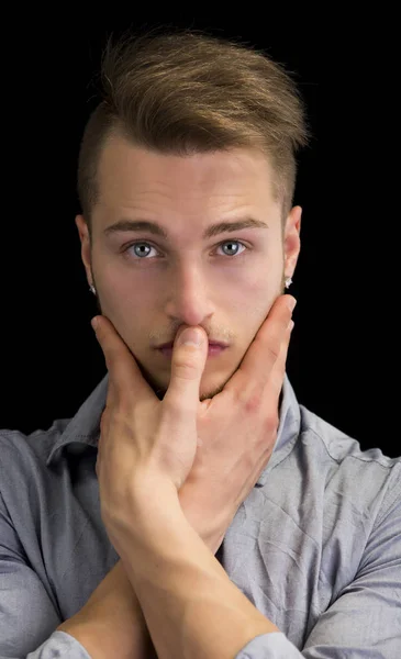 Aantrekkelijke Blonde Jonge Man Ernstige Expressie Met Handen Trad Voorkant — Stockfoto