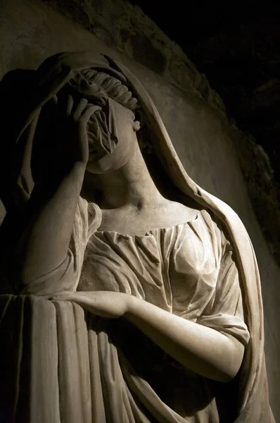 Witte Marmeren Klassieke Standbeeld Van Een Vrouw Huilen — Stockfoto