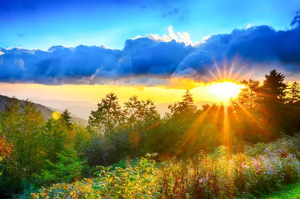 ブルー リッジ パークウェイ晩夏アパラチア山脈日没西部ノースカロライナ風光明媚な風景の休暇先 — ストック写真