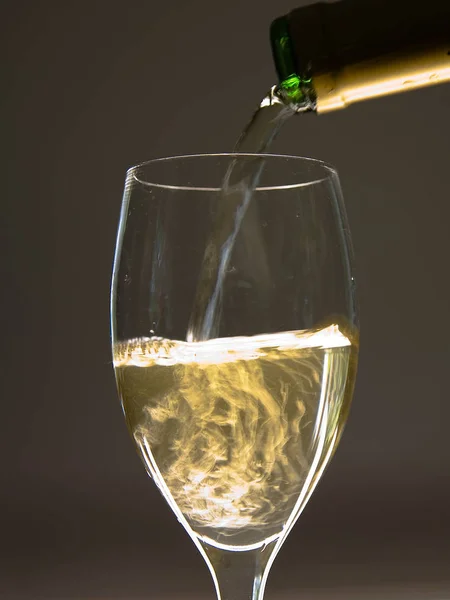 와인이 병에서 유리에 부어지고있다 — 스톡 사진