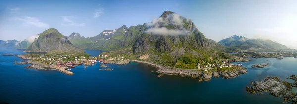 在挪威罗弗敦群岛的传统渔村的风景全景 — 图库照片