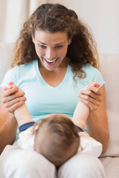 Feliz Madre Jugando Con Niño Casa — Foto de Stock